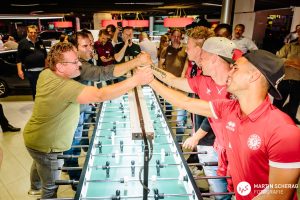 Teamgeist und Teambuilding entstehen beim Kickern spielerisch